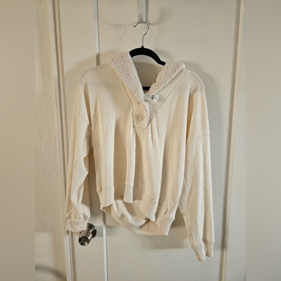 NWT American Eagle Outfitters Cream Sweater - Picture 1 of 3